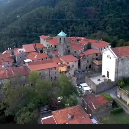 Un Piccolo Castello Medioevale Vicino 5 Terre *