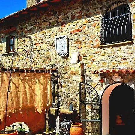 Un Piccolo Castello Medioevale Vicino 5 Terre *